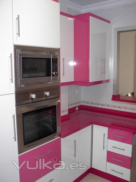 Cocina de Formica Blanca-Fucsia