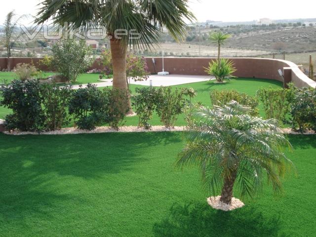 Los jardines revestidos con cesped artificial ROYALGRASS son la solucion para crear un espacio verde sin mantenimiento