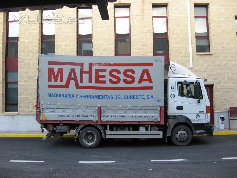 CAMION DE REPARTO VUELVE DE RUTA POR LA TARDE.