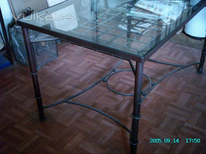Mesa sube y baja, curiosa composición para una mesa que puede servir tanto de camilla para el invierno, como en su ...