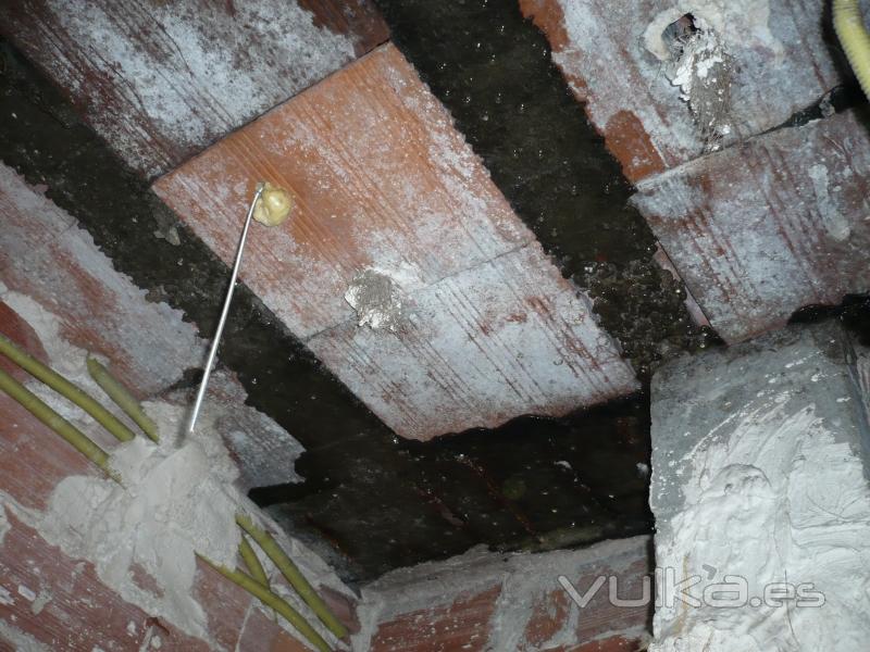 Humedad de condensacin en techo de ltima planta, en cuarto de bao.