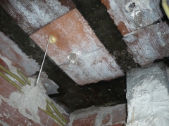 Humedad de condensacin en techo de ltima planta, en cuarto de bao.