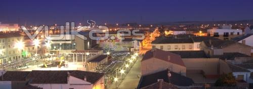 Imagen nocturna de Castejón y su plaza principal, con el Centro Cultural Sarasate de fondo