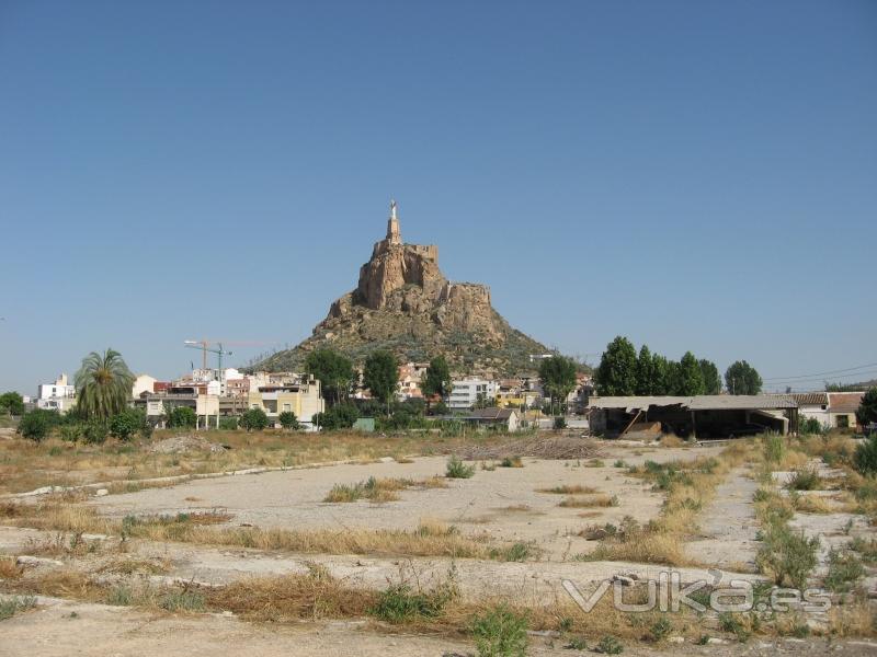 VISTA EN EL HORIZONTE DEL CASTILLO DE MONTEAGUDO.