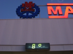 Reloj en fachada marcando temperatura marzo 2010.