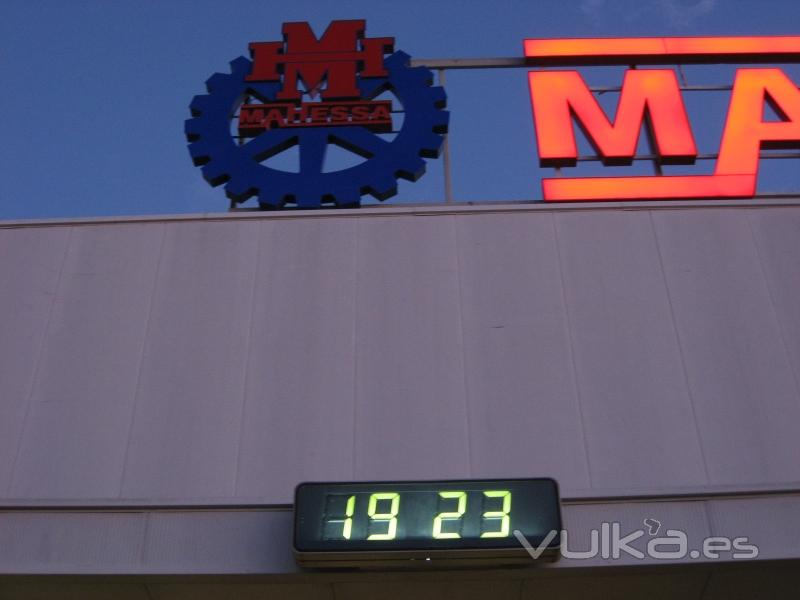 RELOJ EN FACHADA MARCANDO LA HORA.