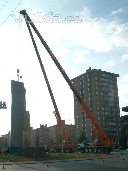 12-3-2010 Colocacin de escultura en la rotonda del ferial de Palencia