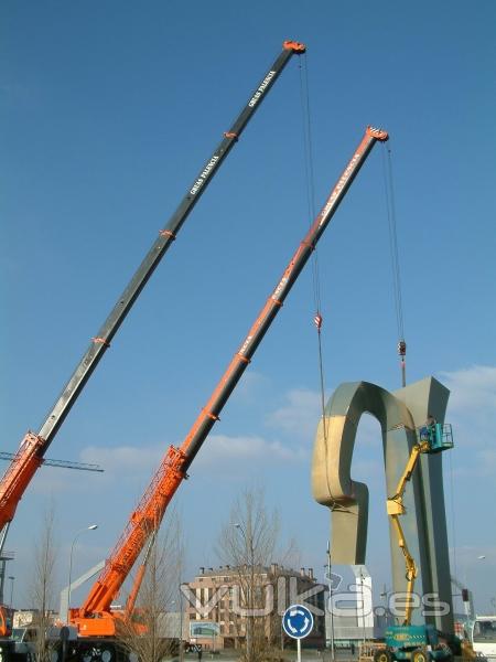 12-3-2010 Colocacin de escultura en la rotonda del ferial de Palencia