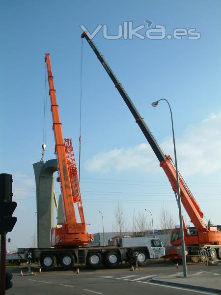 12-3-2010 Colocación de escultura en la rotonda del ferial de Palencia