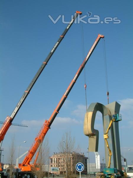 12-3-2010 Colocacin de escultura en la rotonda del ferial de Palencia