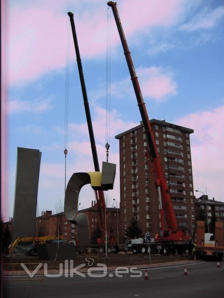 12-3-2010 Colocación de escultura en la rotonda del ferial de Palencia