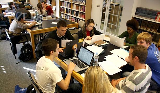 Estudiantes en la biblioteca