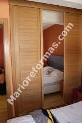 Armarios a medida ejemplo lacado de 3/4 puertas correderas de 2/2,50m con una cajonera baldas barra percha