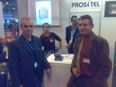 Gerente tecsiscom (derecha) en stand de la firma prositel - broadcast 2009 - ifema madrid - presentacion modulos ...