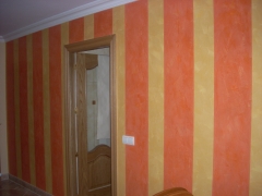 Salon, paredes pintadas en estucco a la cal, con acabado en rayas