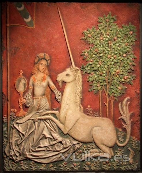 Dama y Unicornio. detalle en relieve de un tapz medieval, siglo XV. 78x95x3 cm.