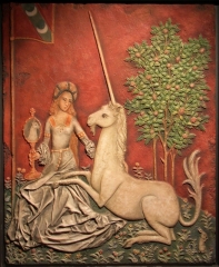 Dama y unicornio detalle en relieve de un tapiz medieval, siglo xv 78x95x3 cm