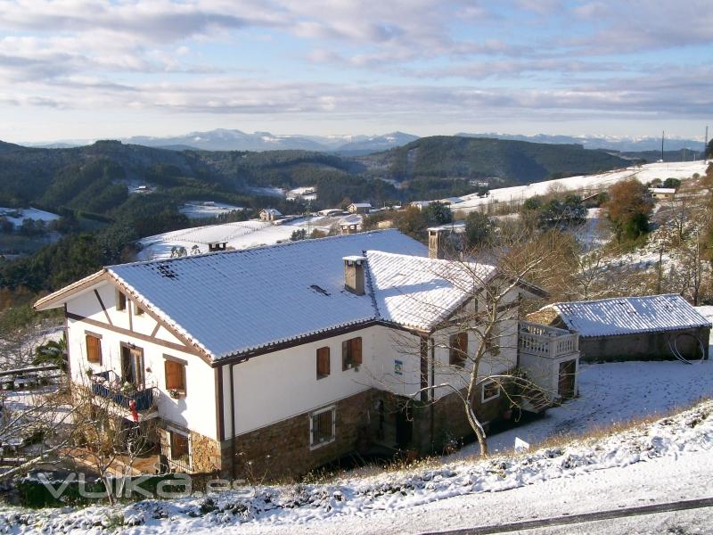 Fachada casa con nieve