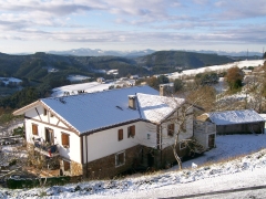 Fachada casa con nieve
