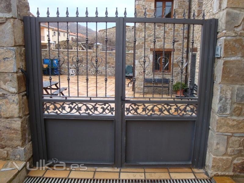 Puerta en casilla pintada en Forja