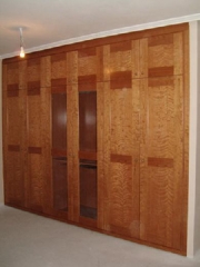 Armario abatible a medida modelo Nazari 2. Armario con puertas abatibles hecho a medida.
