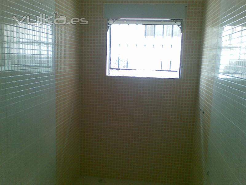 cuarto de baño en diferentes tonos con plato de ducha de obra encastrado