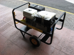 Grupo electrogeno ayerbe 235 motosoldador en pruebas antes de salir hacia destino
