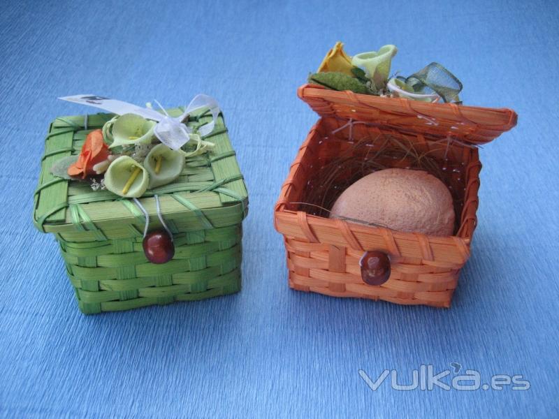 Bomba de bao en forma de huevo dentro de una cajita de bamb decorada