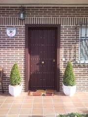 Puerta acorazada con decoracion exterior rustica