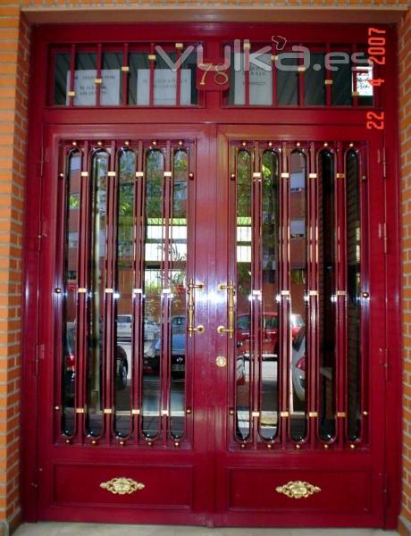 puerta de portal  con apliques de laton 