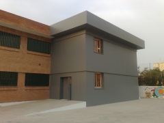 Ampliacion del ies guadalmedina malaga se trata de un volumen que respeta formalmente el ladrillo visto del