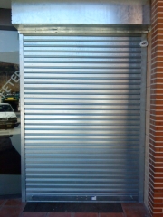 Persiana galvanizada con parte superior microperforado para que respiren los motores de las camaras de un bar