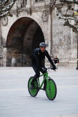 Bici-mensajero de rueding burgos estrenando bicicleta