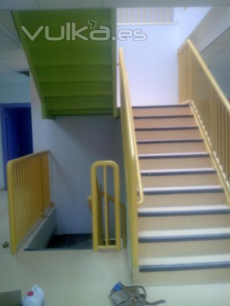 escalera lacada en colegio marques de viluma