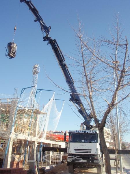 Camion-grua hormigonando con cabrestante.