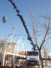 Camion-grua hormigonando con cabrestante