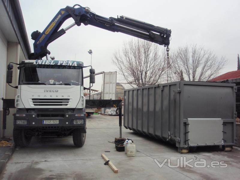 camion-grua pk-56002 descargando contenedor de 6500kg de trailer.