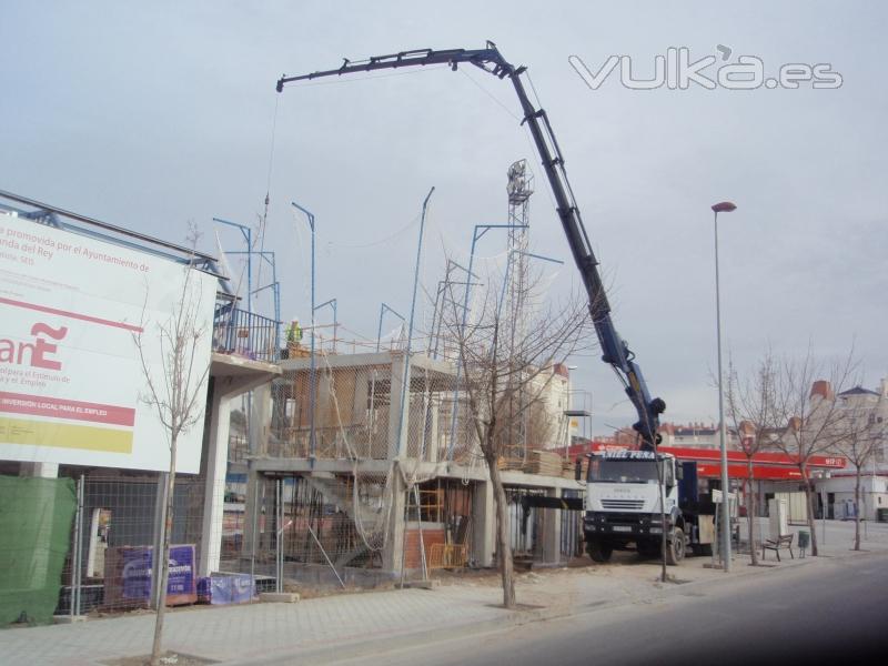 Camion-grua con 30 metros de pluma.