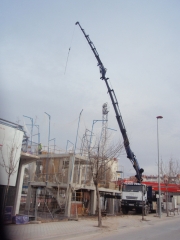 Camion-grua con jib y cabrestante a servicio de obra