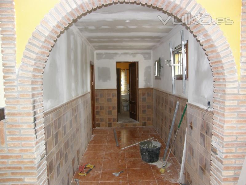 Apertura de pared para pasillo, paredes y cielorraso pladur, solera, colocacin de puertas y decoracin