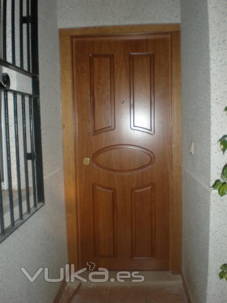 PUERTA ACORAZADA GARDESA CEREZO RODI EXTERIOR