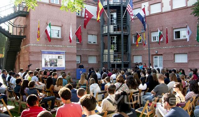 Estudiantes en la reunin de bienvenida