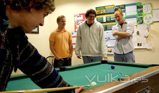 Estudiantes jugando al billar en la sala de estar (Student Lounge)