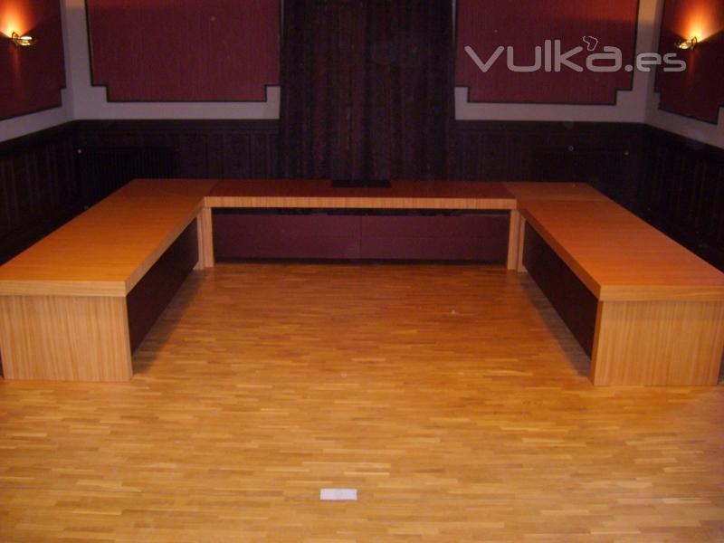 mesa sala plenos ayuntamiento madera doussié frontal forrado piel