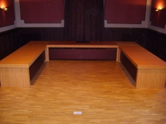 Mesa sala plenos ayuntamiento madera doussie frontal forrado piel