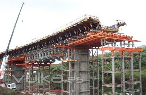 Encofrado de tablero del viaducto 2 en Camara Lobos, Madeira. Cimbra y encofrado de RMD Kwikform.