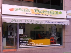 Escaparate salon mis pelitos peluqueria infantil
