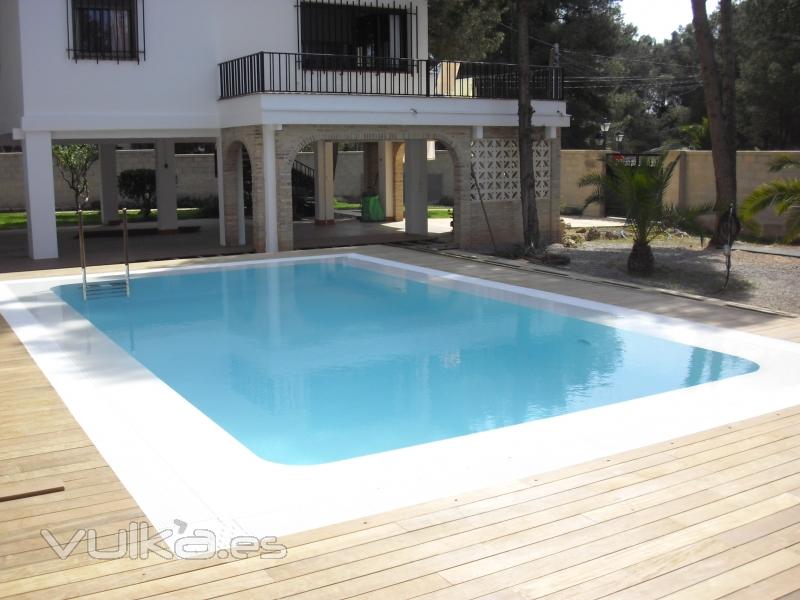 reforma de piscina convirtiendola en desbordante y terraza en madera de ipe