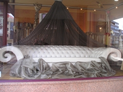 Impresionante sofa en piel blanca y  fabricada en marina y  javier
