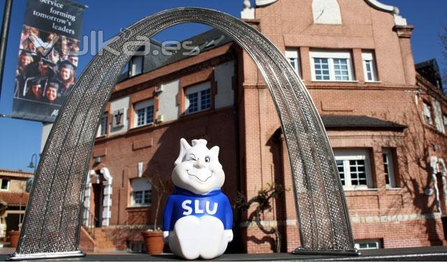 Mueco de Billiken frente a Padre Arrupe hall